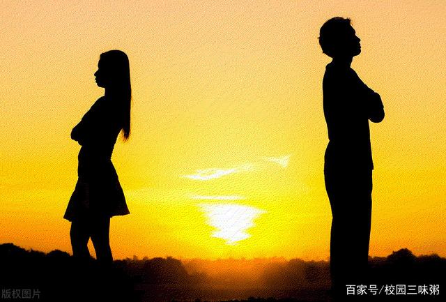 两个人的距离从来不是一方的坚持就能够拉近的,爱情裂痕,是越走越远