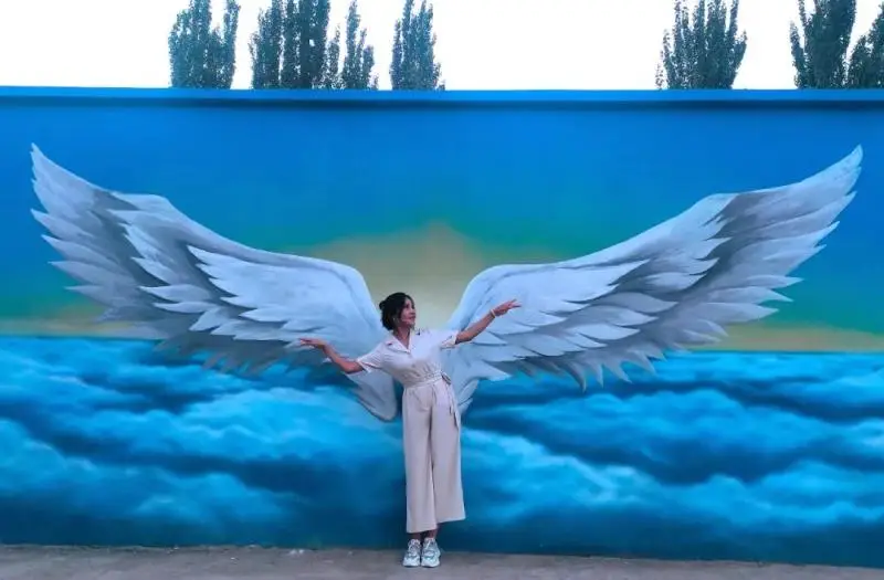 里村口看到天使的翅膀墙绘,第一眼就心动了,情不自禁地过去打卡拍照