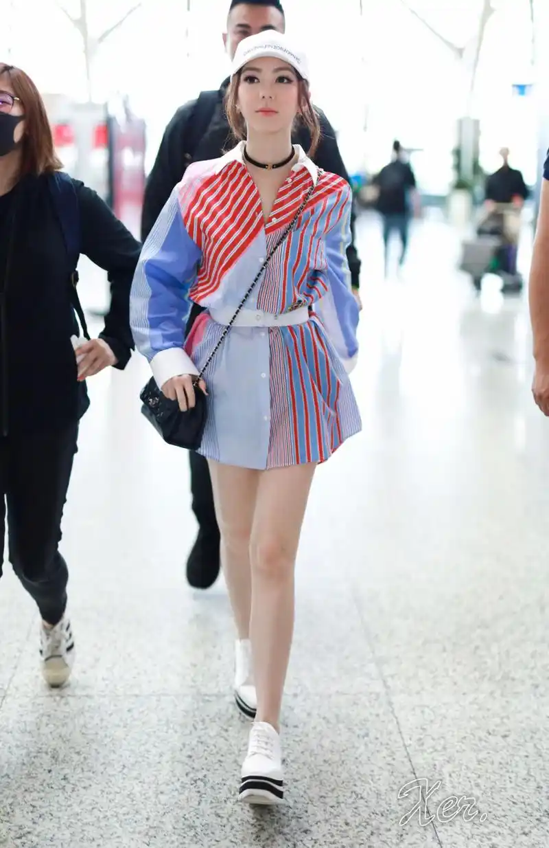 邓紫棋瘦到都敢全身上下只穿一件衬衫了,网友:这腿是真实的吗?