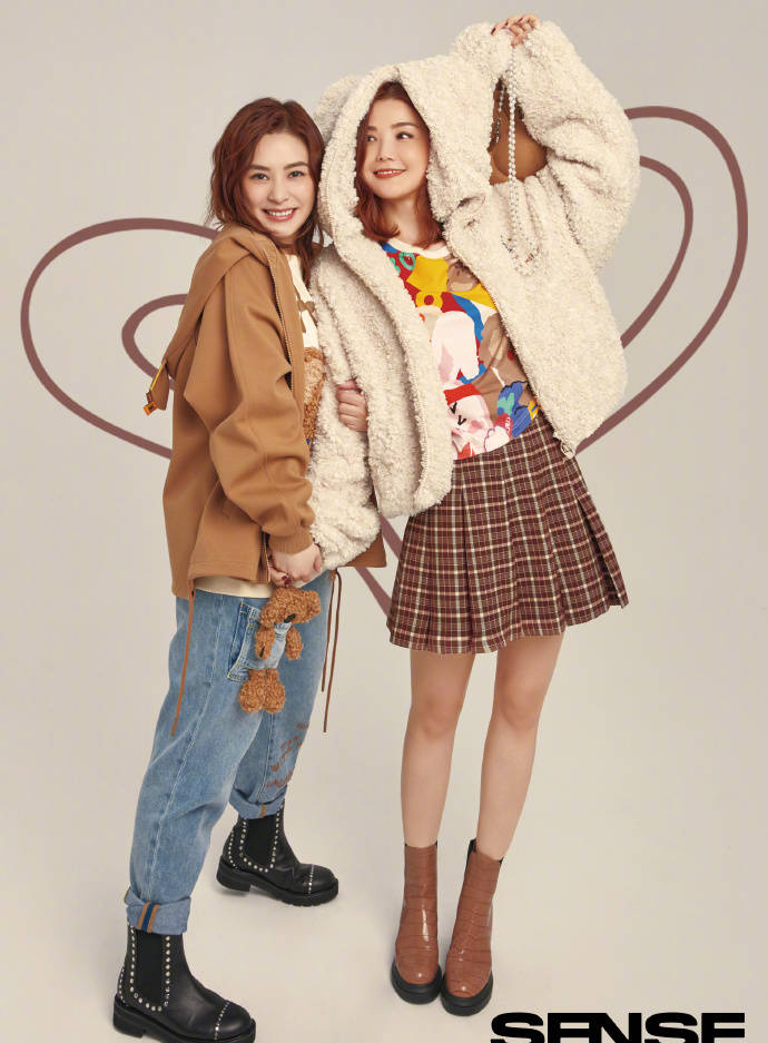 10月15日,蔡卓妍在个人社交平台放出一组和钟欣潼的写真,twins组合