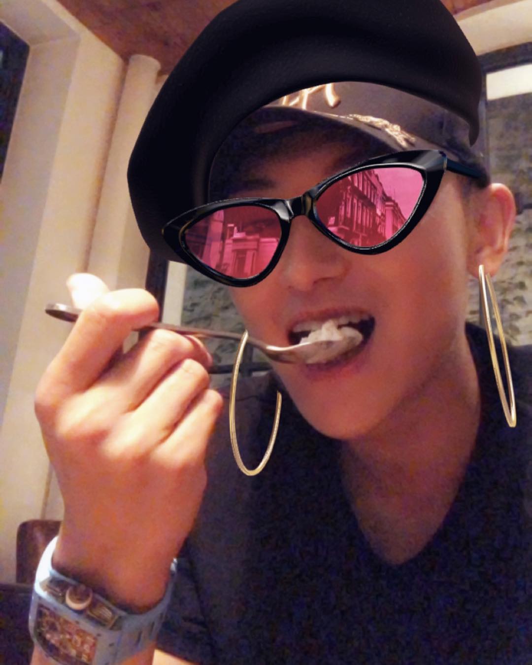 大墨镜大金耳环安排上了黄子韬ins的自拍韬style满分