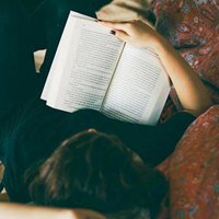 女子静心看书图片唯美 安静看书的美女图片_微信头像图片大全