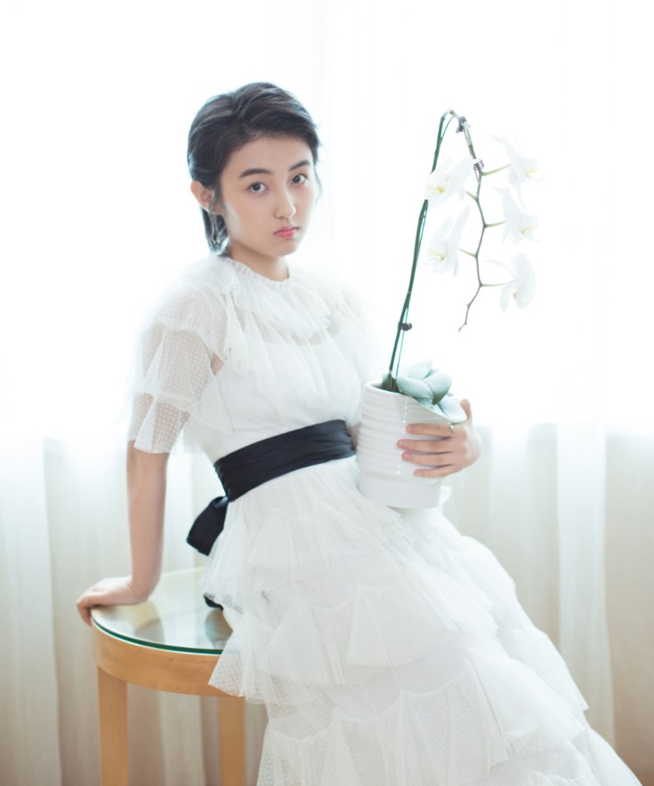 16岁的张子枫真会玩,一袭蛋糕裙甜美时尚,用"胶带"勒腰!