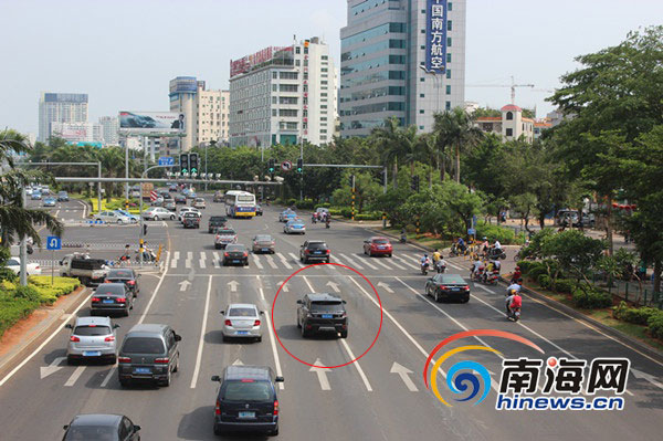 海口十字路口10分钟内多辆车违规变道南海网邀您曝光