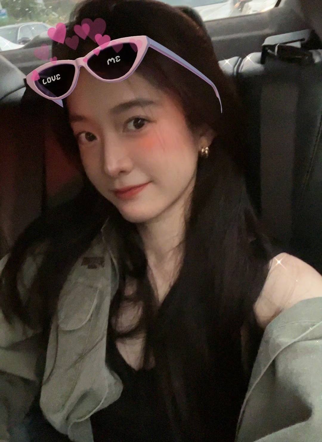 张雪迎下班路上自拍活泼十足,她给自己p了墨镜有点可爱,少女感不用