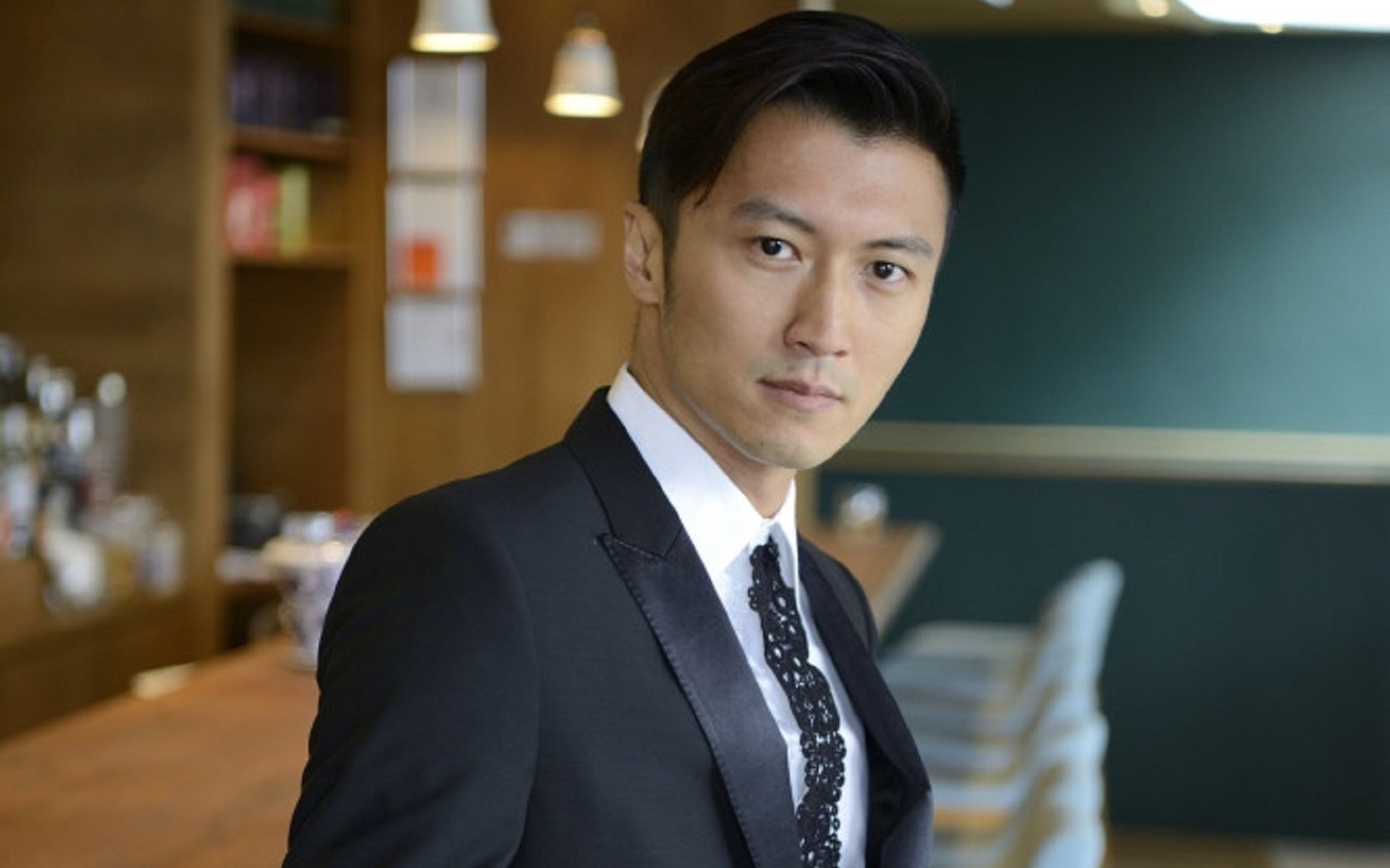 谢霆锋v领衬衫引爆热搜,细节透露不羁气质,穿衣风格疑似王菲!