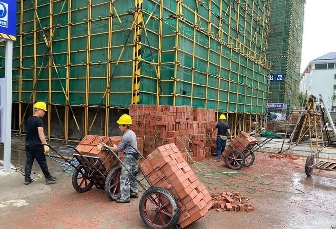 工地搬砖工人 工地搬砖辛苦吗_工作_强度_薪酬