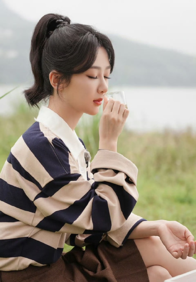 杨紫发个正常的朋友圈被80个好友担心