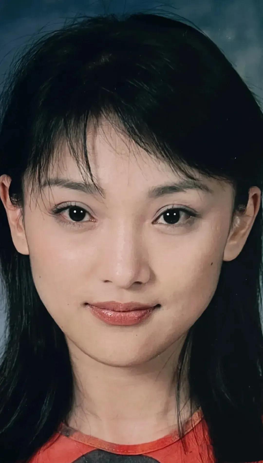 这是一张高清的年轻时期的周迅照片.