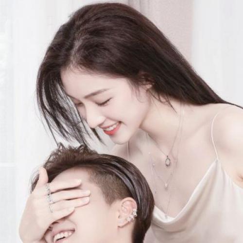 幸福拥抱在一起的情侣头像一对