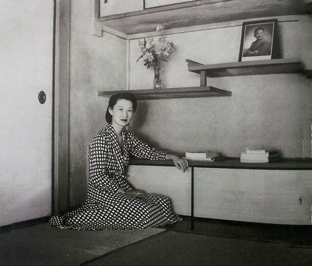 张学良拍摄的赵四小姐照片:在山中小溪垂钓,坐在藤椅上涂指甲油