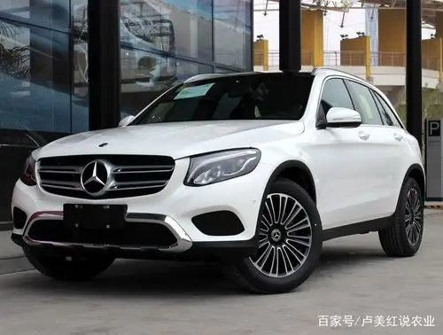 白色的奔驰,老司机看起来这辆汽车,是最近流行车型,车型具有独特的