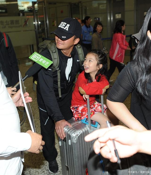 杨幂带小糯米饭:母爱无限,保护女儿无微不至