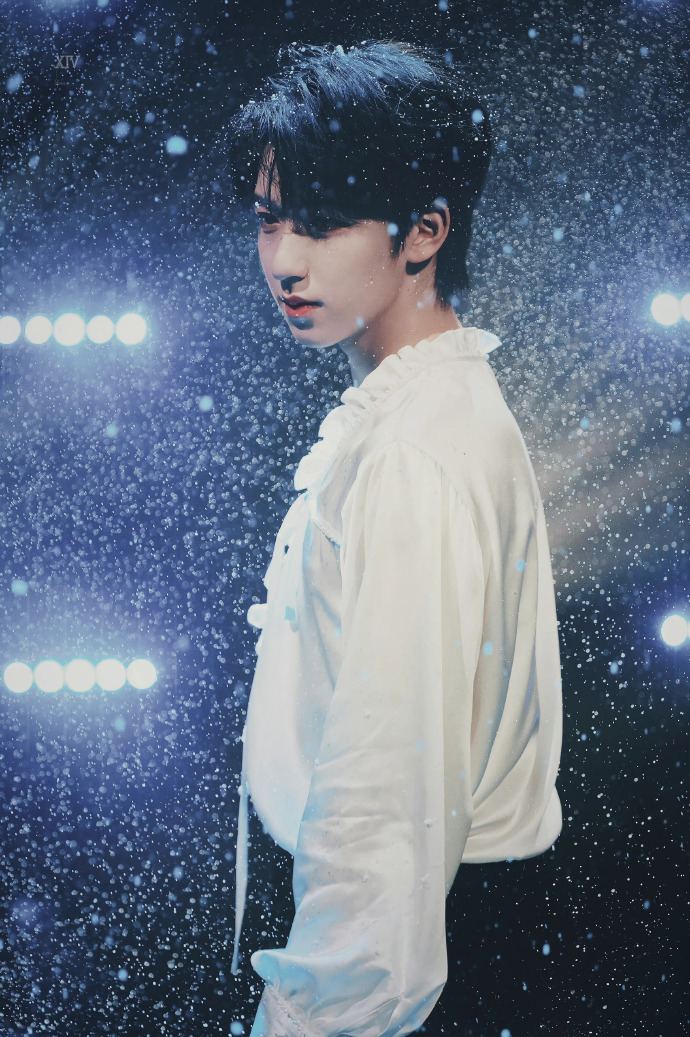 贺峻霖音乐分享会初雪饭拍##贺峻霖翻唱阳光彩虹小白马舞台