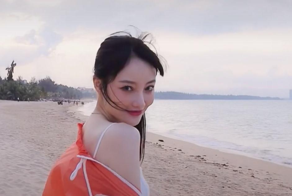 原创李小璐晒海边戏水照,40岁穿吊带的她依旧清纯,牛奶肌白得直晃眼