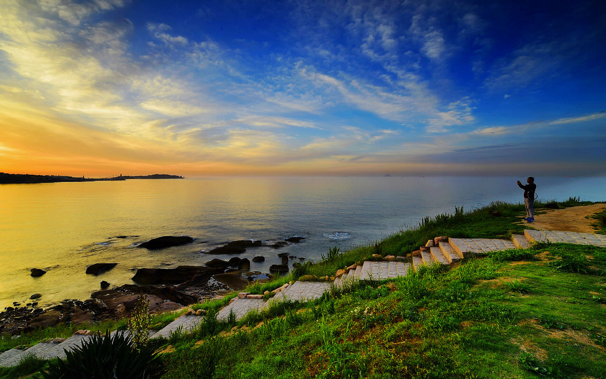 本片摄于青岛夏日清晨的海边