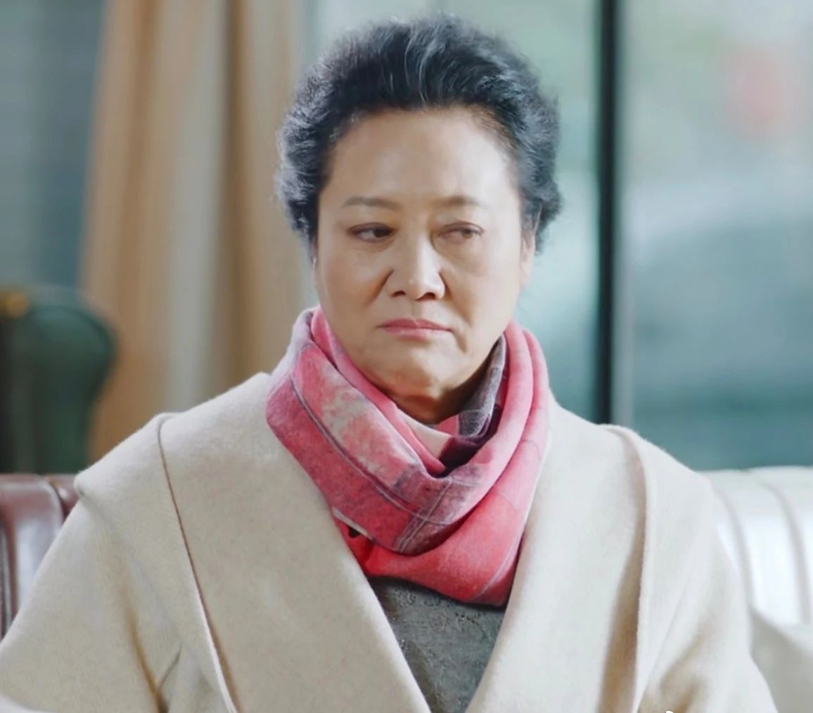 王丽云70寿,前夫现身,眼神宠溺,玫瑰花夺镜,茅台引热议