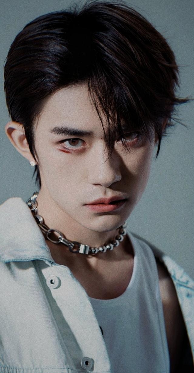 欢迎在评论区留言评论,说说你喜欢易烊千玺的圆寸造型吗?