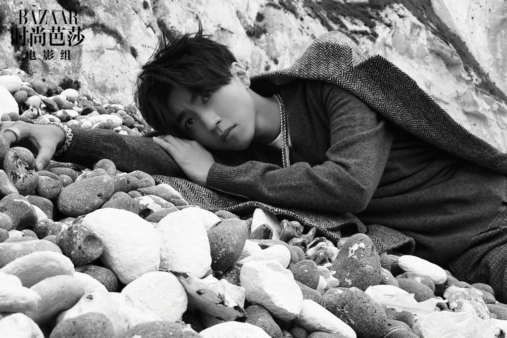 王俊凯封面大片曝光英伦风造型帅气高冷越来越有男人味了