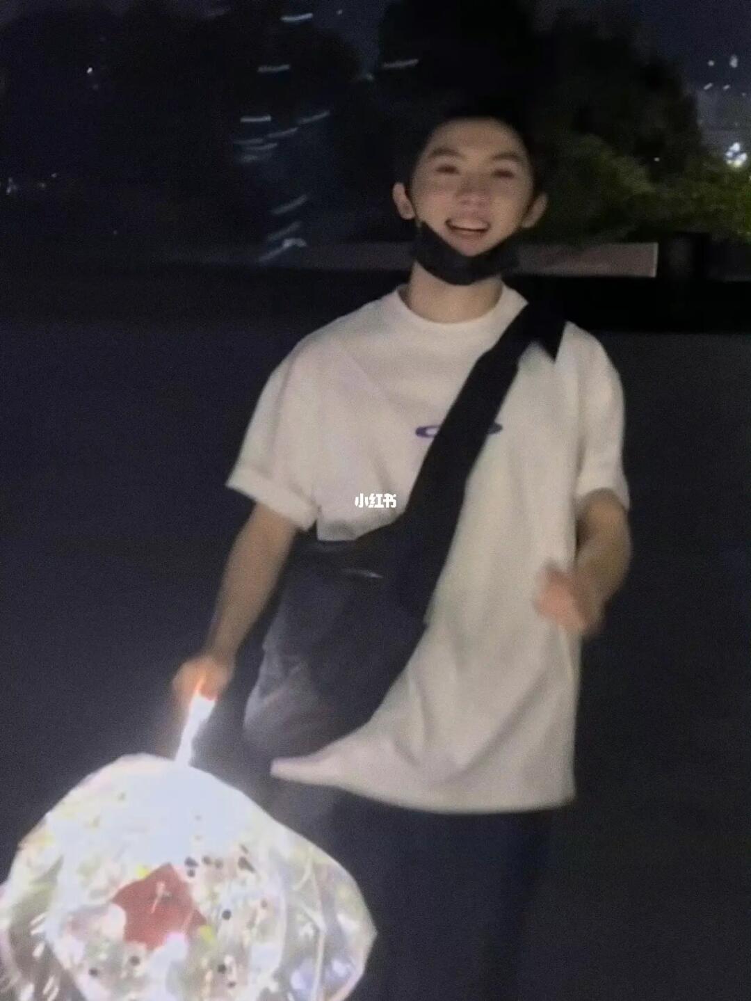 看到嘉祺那么开心我就超级开心,不想为私生和双标楼丝生气了,他们双标