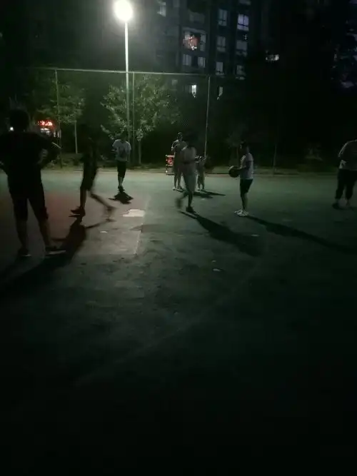 晚上凉快我会和弟弟一起打篮球