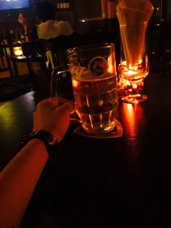 是不会 看着那些有点生疏的面孔 忘了昨夜的披星戴月 尘埃落定的一切