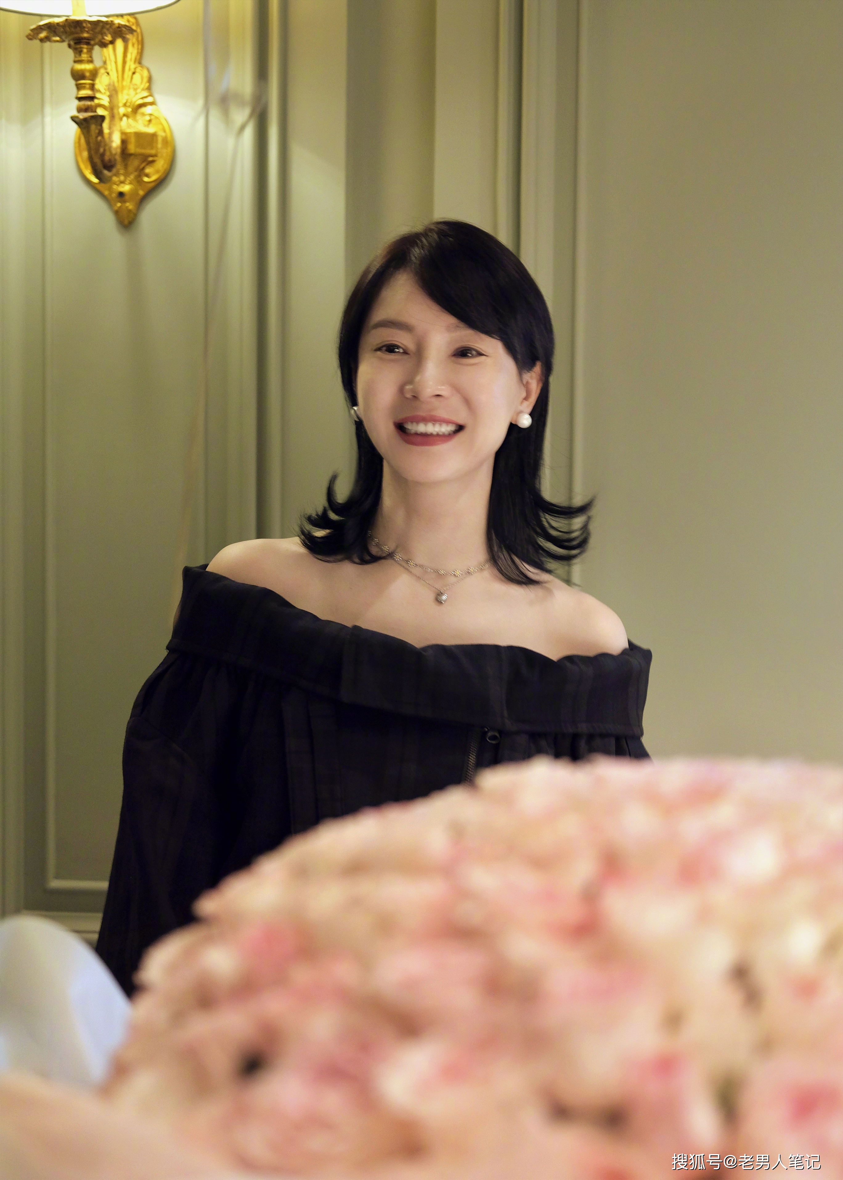 陈数晒46周岁生日素颜照,随性齐肩短发搭配一身黑色裙,状态满分_生活