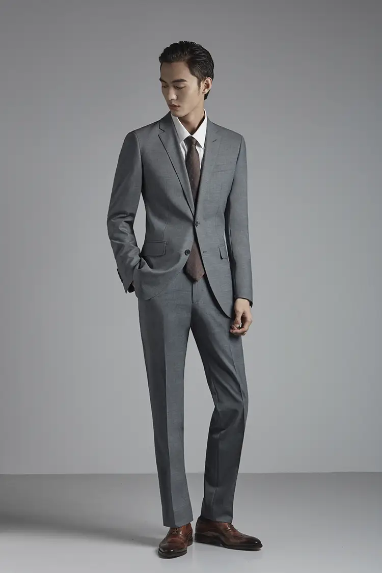 经典灰西装也能玩出新花样_灰色