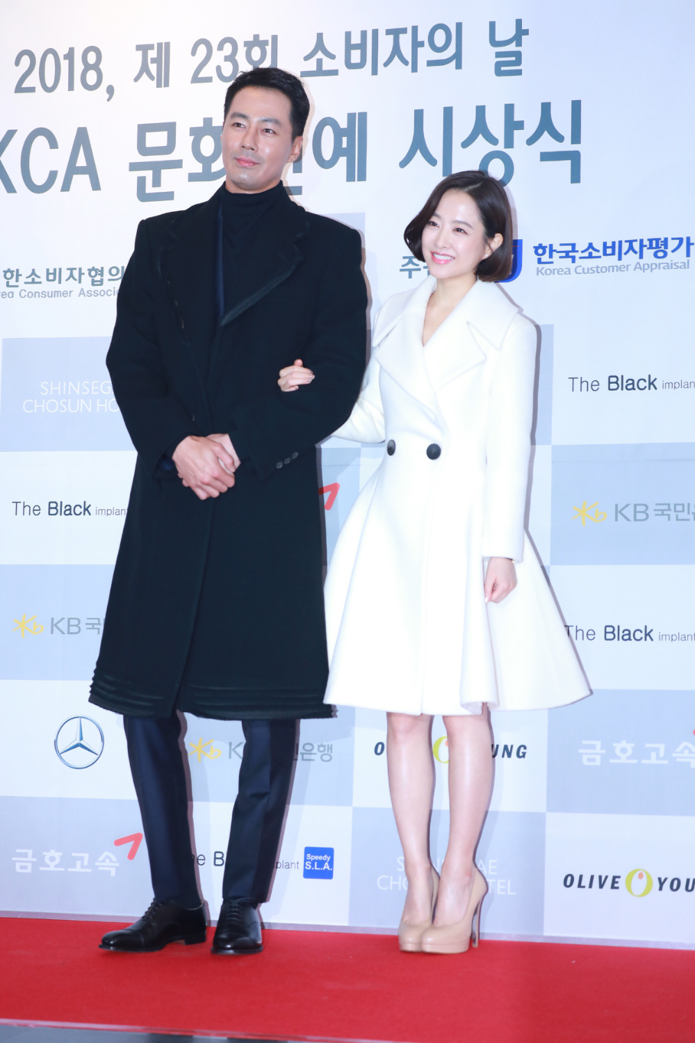 文/白白)12月17日下午,演员河正宇,宋承宪,赵寅成,朱智勋,朴宝英,朴敏