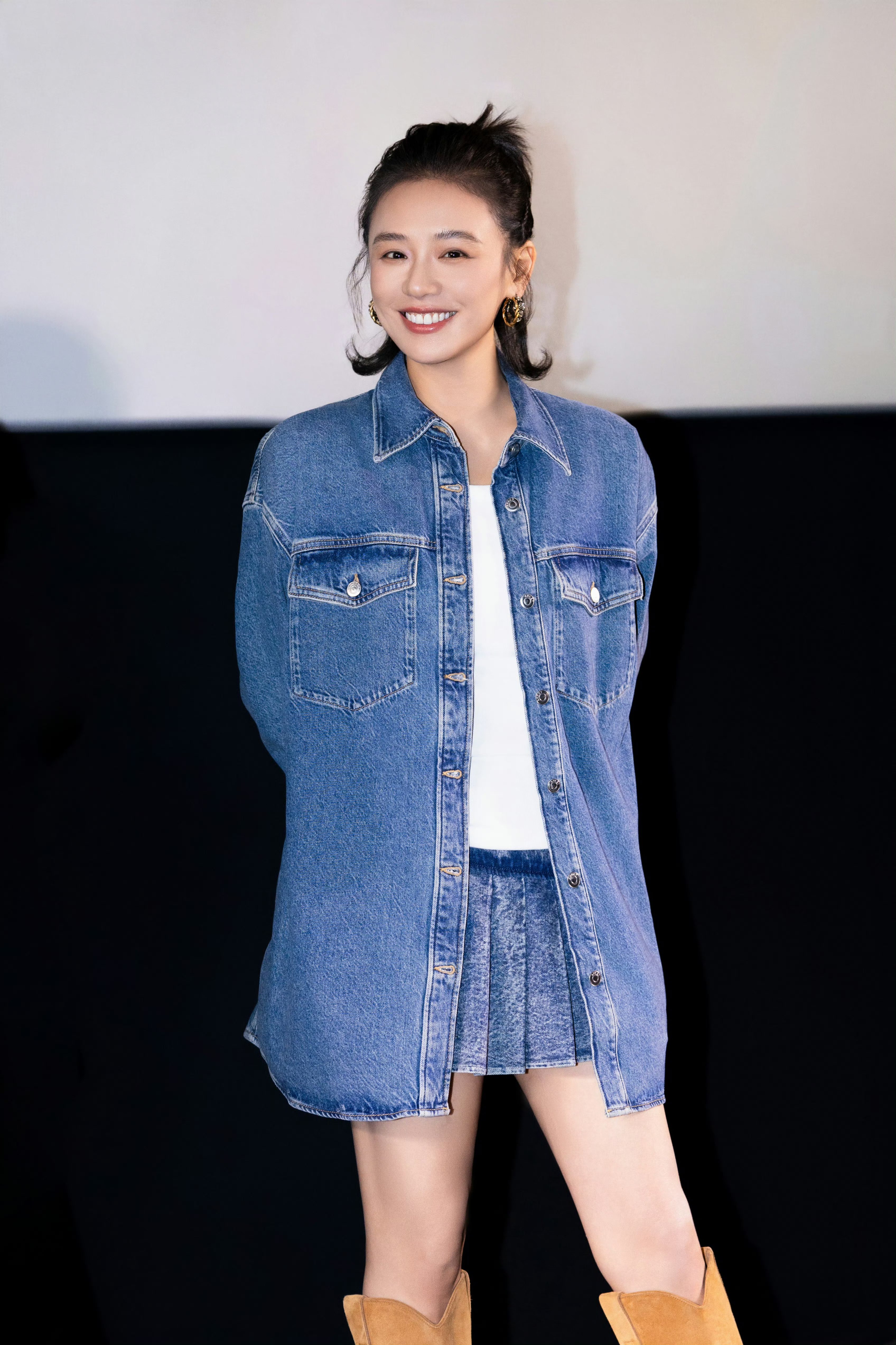 78灯光下的马思纯"04  黑色背景下,她就像一颗璀璨的星星99