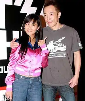 朱茵被曝小腹微隆疑有孕 黄贯中陪看妇科