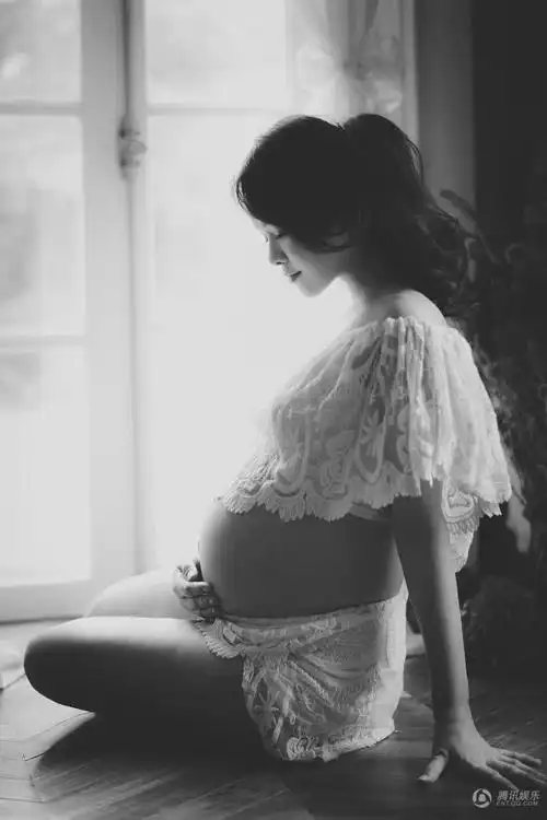 高清:伊能静大肚登封面 微笑甜美流露幸福感