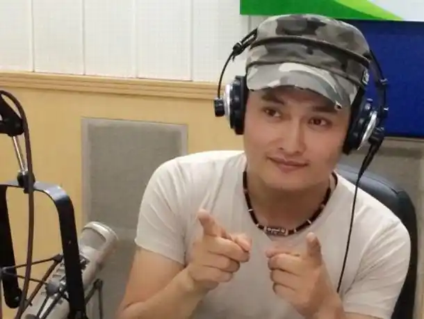 回顾歌手云飞放弃家庭去支教成名后与妻子离婚今娶古典女神