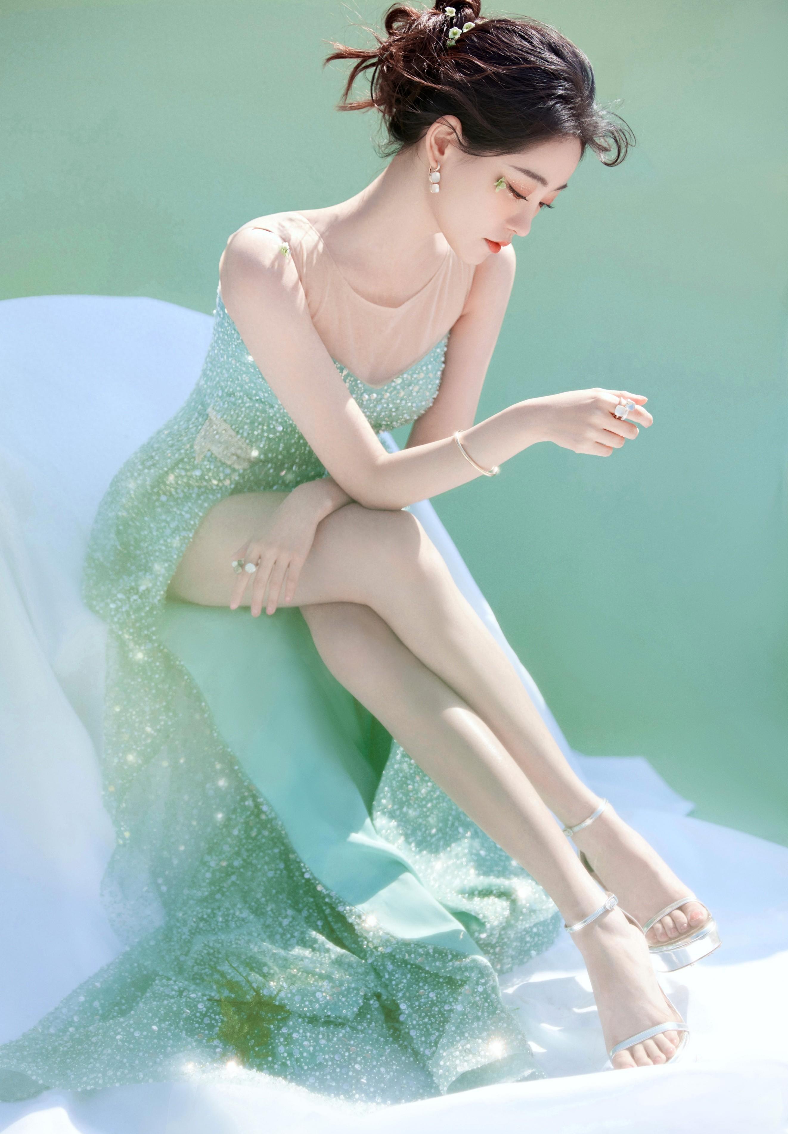 祝绪丹芭莎珠宴浅绿开衩礼服,完美平衡性感与清纯!_时尚_连衣裙_珠宝