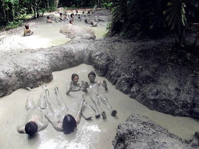 越南最"火"的泥巴温泉,池水里全是泥,为何女人还喜欢往里跳?
