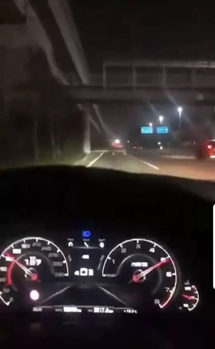 广东靓仔大半夜开宝马在街上飙车还录视频发网上真是不作不死