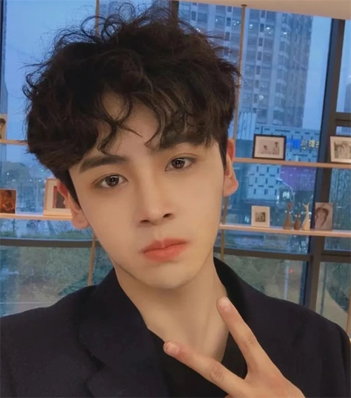 男生羊毛卷发型 蓬松慵懒有个性_男生烫发 - 美发站