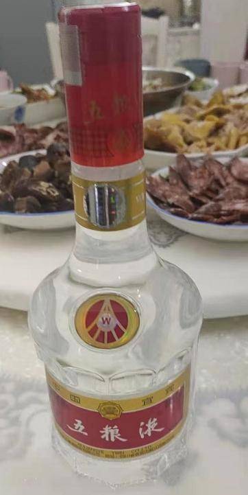 高端白酒持续火热,你的朋友圈有几瓶茅台?"茅五泸"三分年夜饭