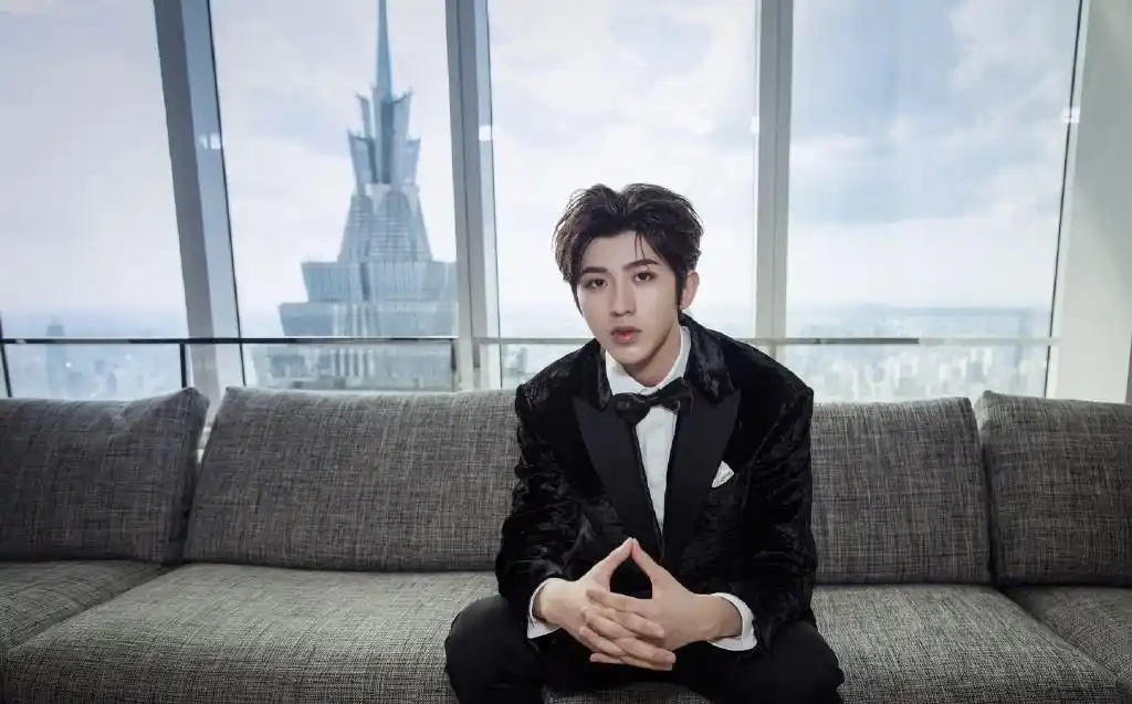 桌面壁纸 明星图片 > 正文   本文 帅气时尚蔡徐坤宽屏壁纸_迷人的