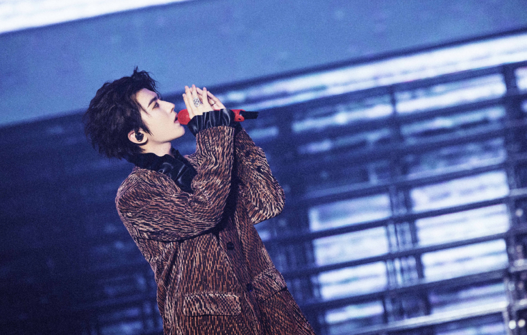 蔡徐坤回应风波后,粉丝放其吸烟照比烂,42家商务代言暂未受影响