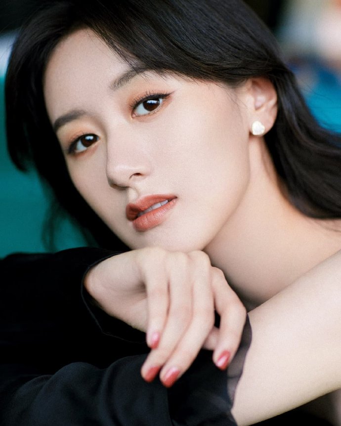 袁冰妍身穿黑色抹胸裸背礼服,性感优雅!