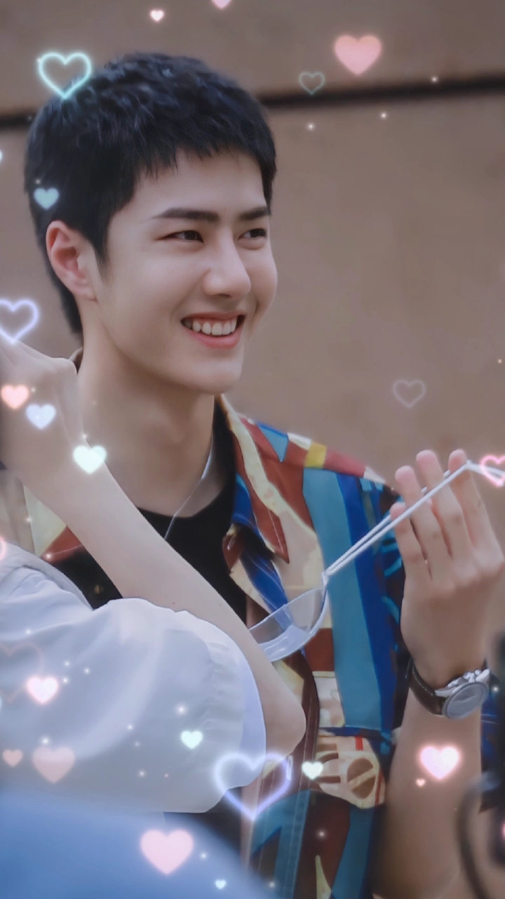 王一博#这两张照片笑的好开心哇,看到一博的笑容就瞬间被治愈了,太