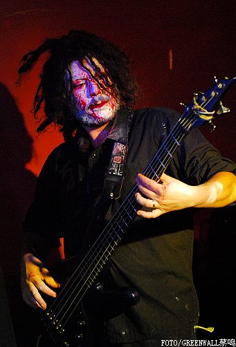 零壹乐队吉他手赵峰在演出现场主唱李难带病上场台风依旧凶悍