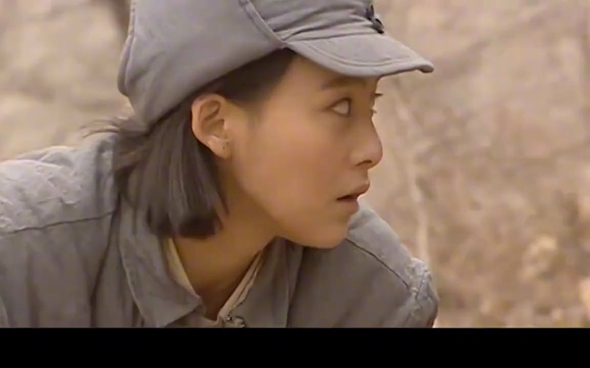 战火中:日军狙击手发现女八路军,想一枪毙命,却都被完美躲过