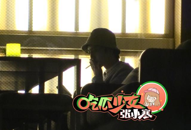 华晨宇带助理深夜泡吧酒吧公区悠闲吸烟_香烟_手机_区下