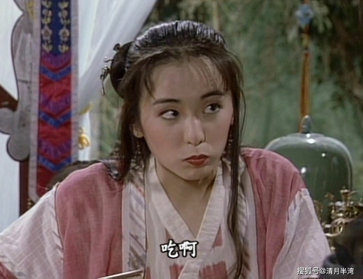 措辞指手划脚,气质畏畏缩缩,潘仪君饰演的女儿杨不悔简直与母亲纪晓芙