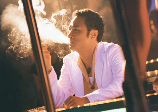 今天小编带你盘点一点娱乐圈里抽烟姿势最帅最销魂的明星,最后一位你