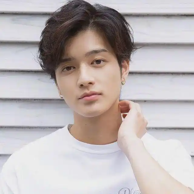 艺术气息满满的发型,不经意间流露出慵懒放松.