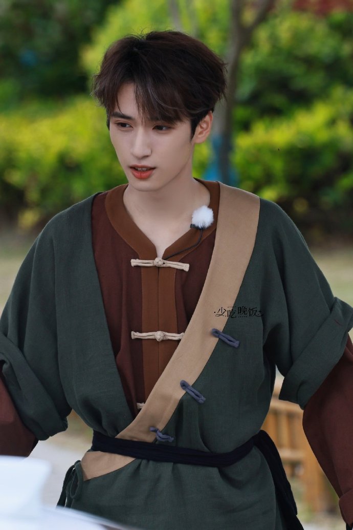 严浩翔嘴巴裂开了