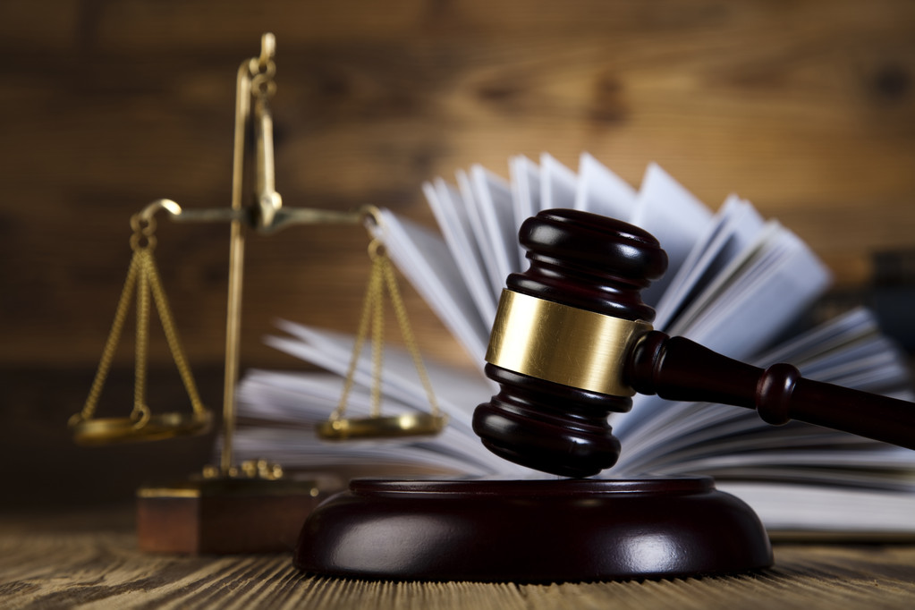 法律主题,法律主题,法官,棕色的桌子上的木槌槌